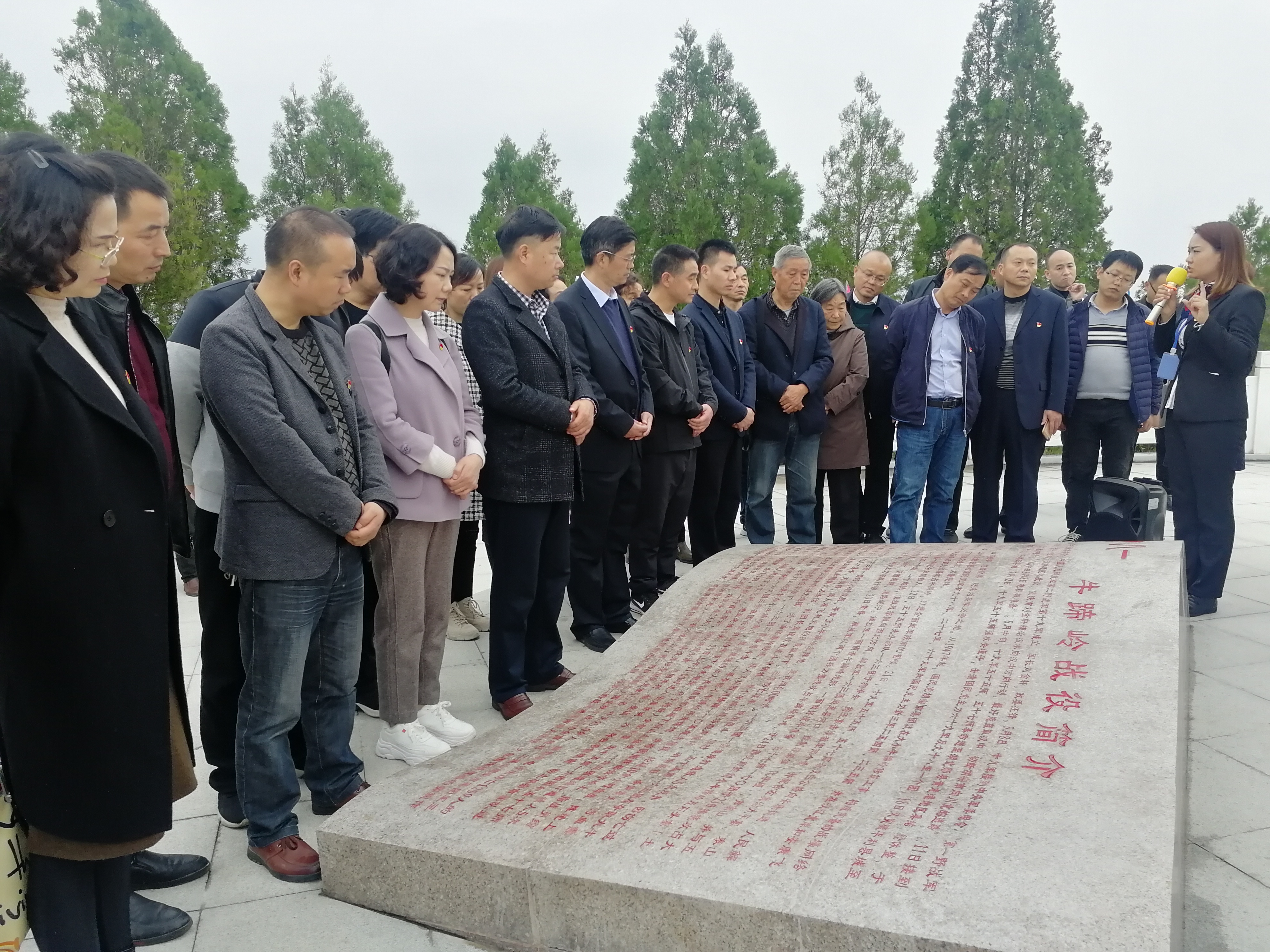 全體黨員幹部首先來到牛蹄嶺戰役戰鬥遺址公園,緬懷和紀念